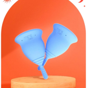 Dos Copas Menstruales de MeneCup colgando sobre un disco de madera y un fondo naranja